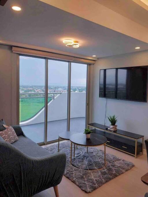1Bedroom Unit At Azure North With Netflix Up To 6Pax San Fernando  Exterior photo